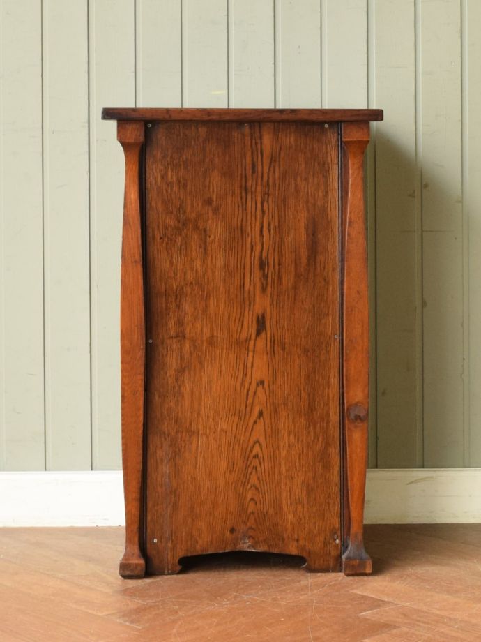 サイドキャビネットの後ろ姿