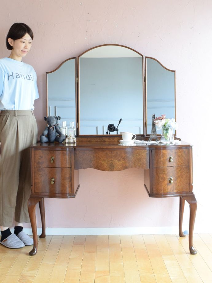 英国アンティークのドレッサー