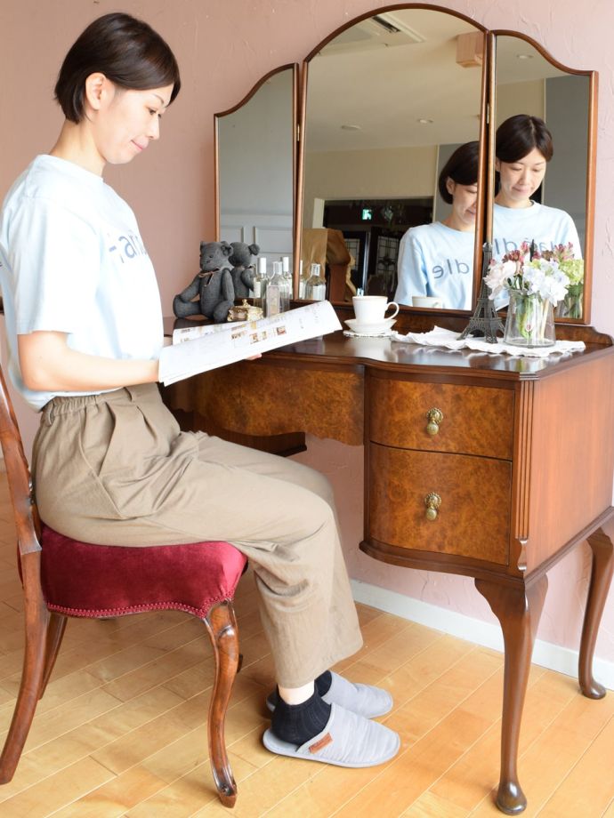 便利に使えるアンティークのドレッサー