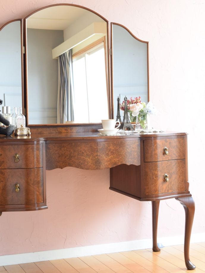 ドレッサーの美しい杢目