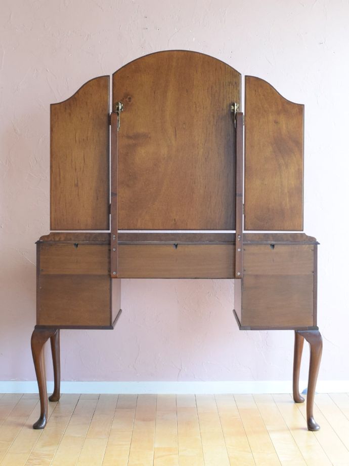 ドレッサーの後ろ姿