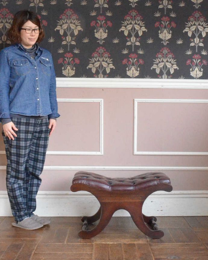 布座面　アンティーク チェア　英国スタイルのキレイなアンティークスツール、革張りのオットマン。座ったり、飾ったり･･･お家のなかの様々シーンで活躍してくれるアンティークのスツール。(q-291-c)