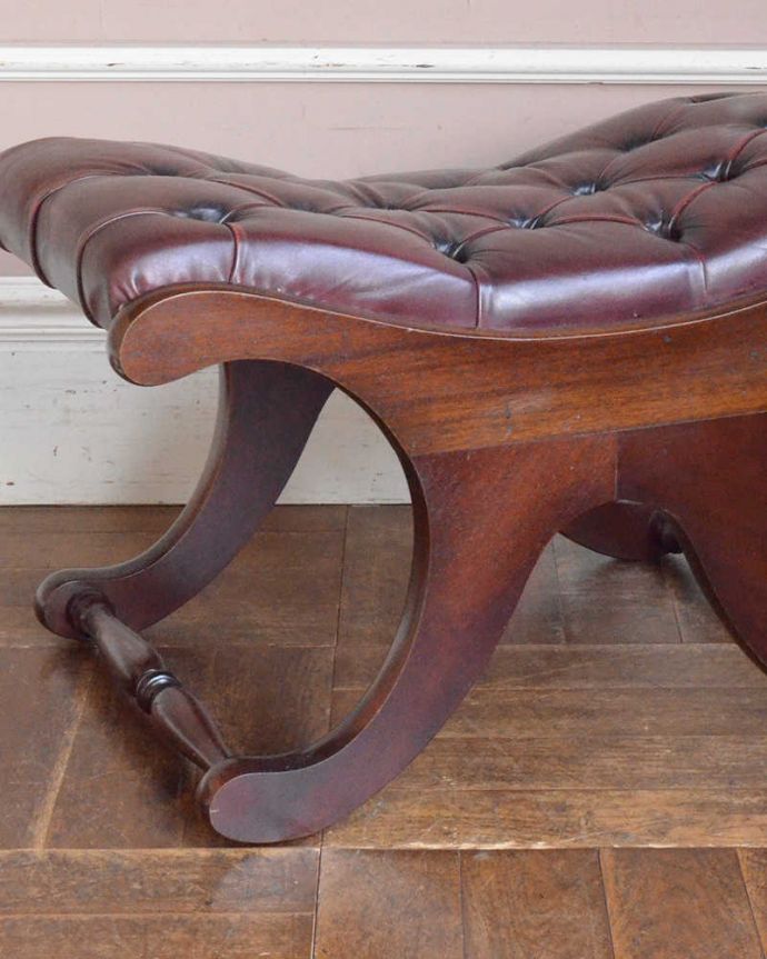 布座面　アンティーク チェア　英国スタイルのキレイなアンティークスツール、革張りのオットマン。しっかり修復しましたアンティークなので経年変化によるキズはありますが、専門の職人が目立たないようキレイにお直しをしているので、安心してお使い下さい。(q-291-c)