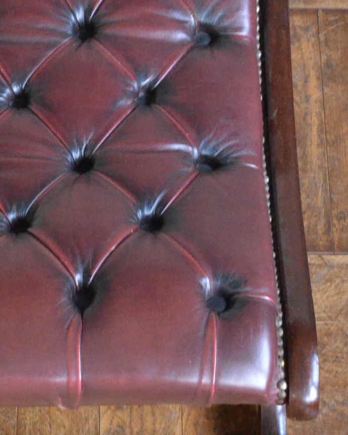 布座面　アンティーク チェア　英国スタイルのキレイなアンティークスツール、革張りのオットマン。生地のセレクトにもこだわりました優雅なアンティークチェアの雰囲気をそのままに、一番似合う貼り座をじっくり選びました。(q-291-c)