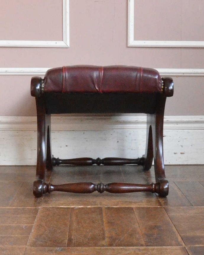布座面　アンティーク チェア　英国スタイルのキレイなアンティークスツール、革張りのオットマン。360度、どこから見ても美しい脚もしっかり組まれているのがわかります。(q-291-c)
