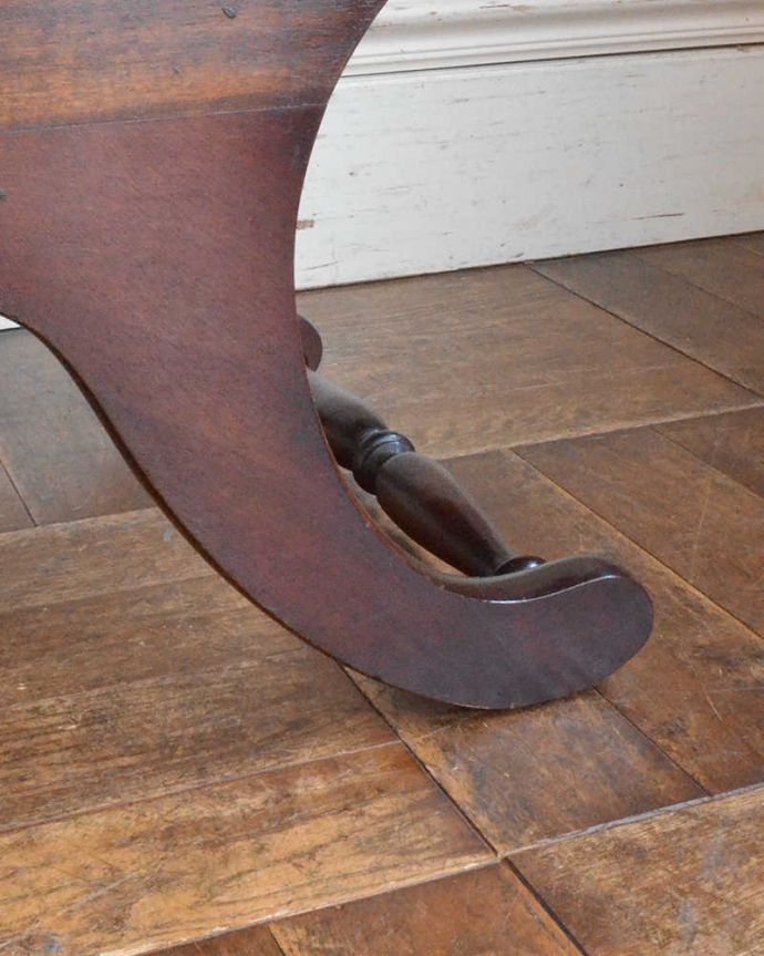 布座面　アンティーク チェア　英国スタイルのキレイなアンティークスツール、革張りのオットマン。移動もラクラクの理由は…Handleではアンティークチェアの脚の裏にフェルトキーパーをお付けしています。(q-291-c)