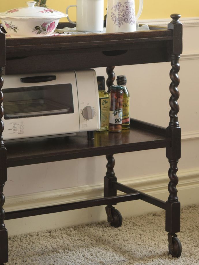 アンティーク家具らしさが漂うワゴン