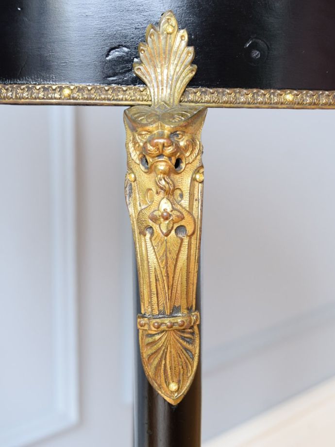 アンティーク家具らしい装飾