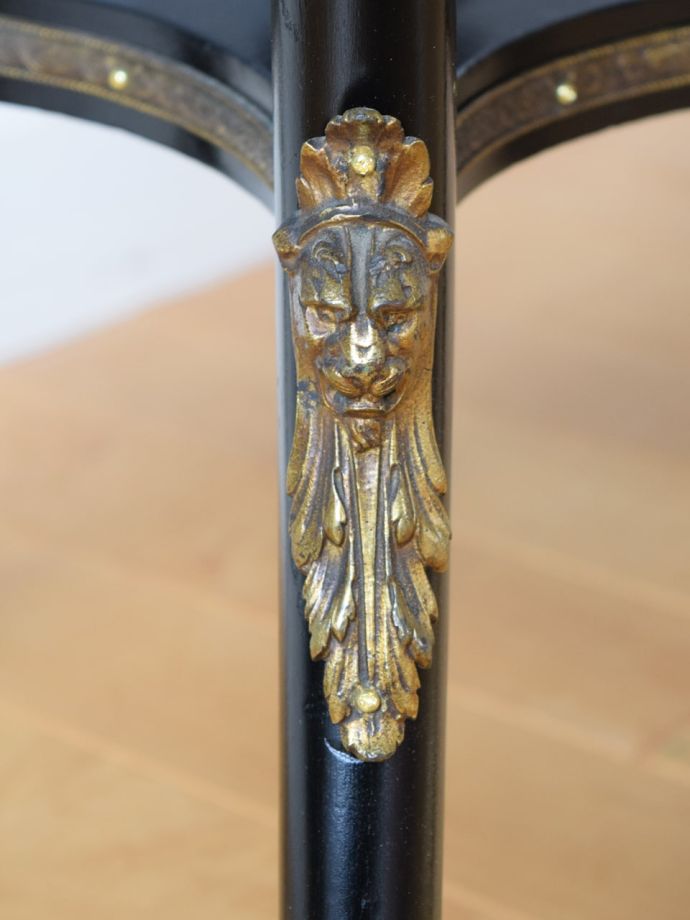 ショーケースの華やかな装飾