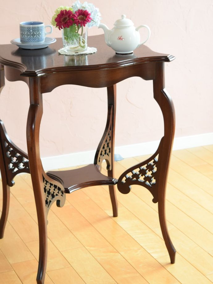 英国のアンティーク家具らしいデザイン