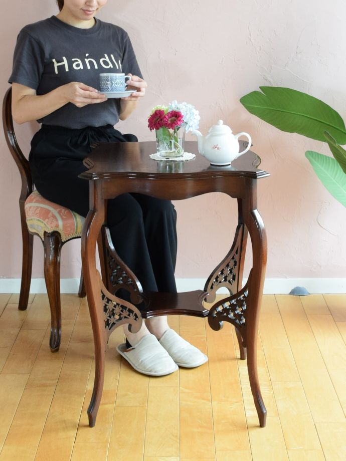 アンティークのオケージョナルテーブル