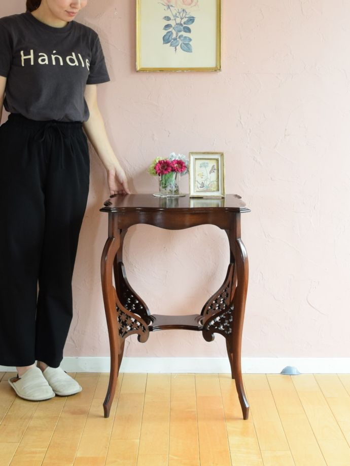 アンティークのサイドテーブル