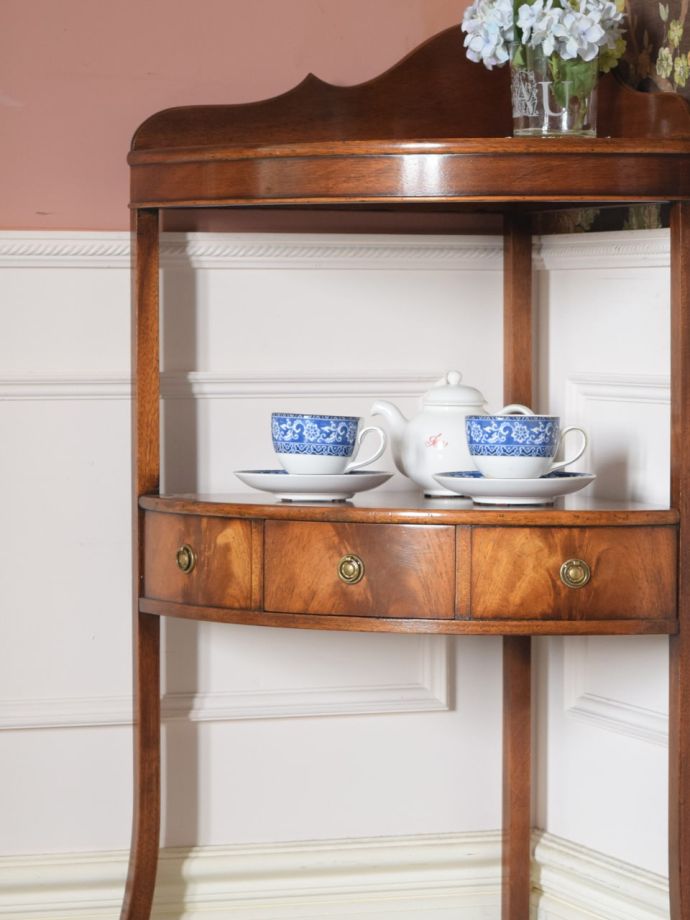 アンティークのオープンシェルフ