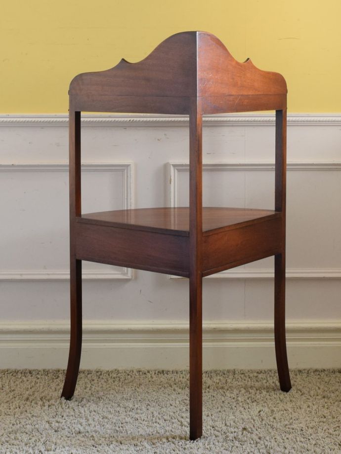 キャビネットの後ろ姿