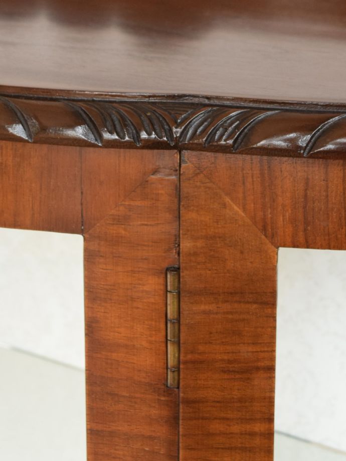 英国アンティーク家具らしい彫