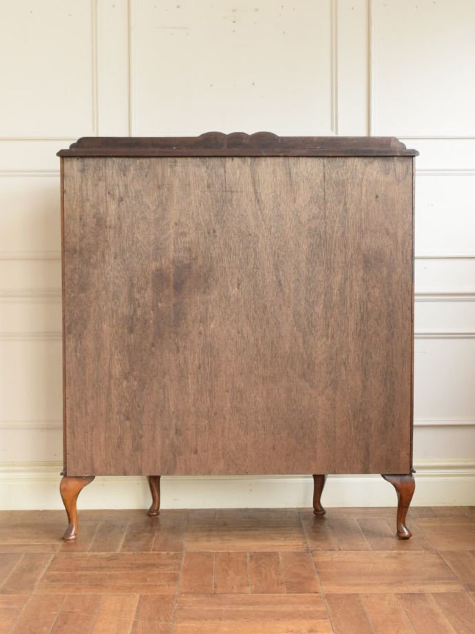 キャビネットの後ろ姿