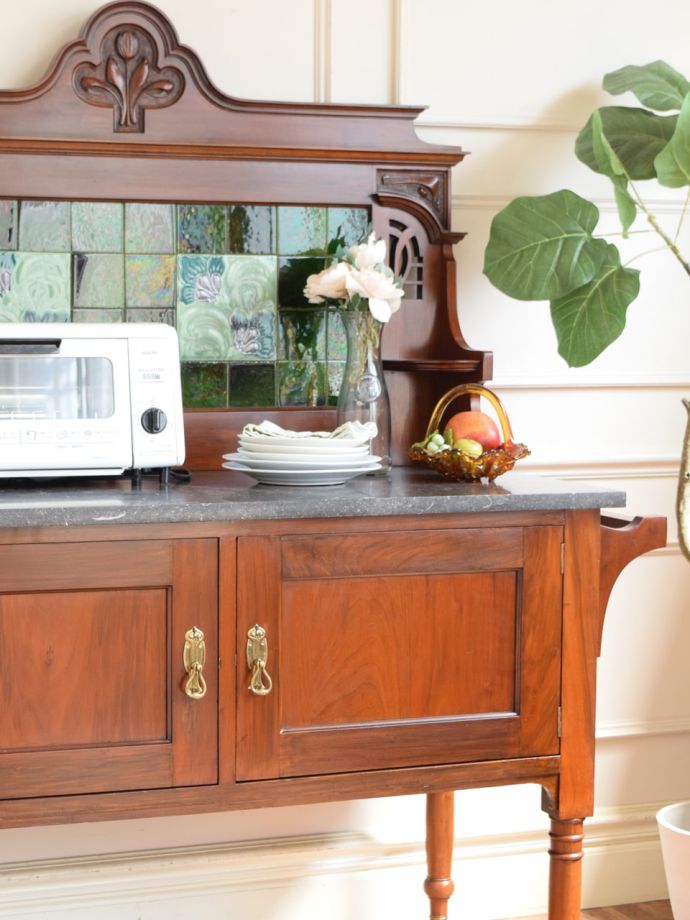 アンティーク家具でしか手に入らないキャビネット