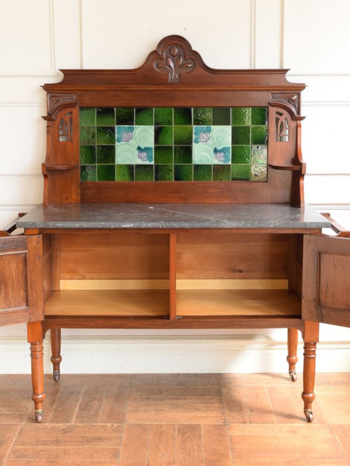 キャビネットの扉の中