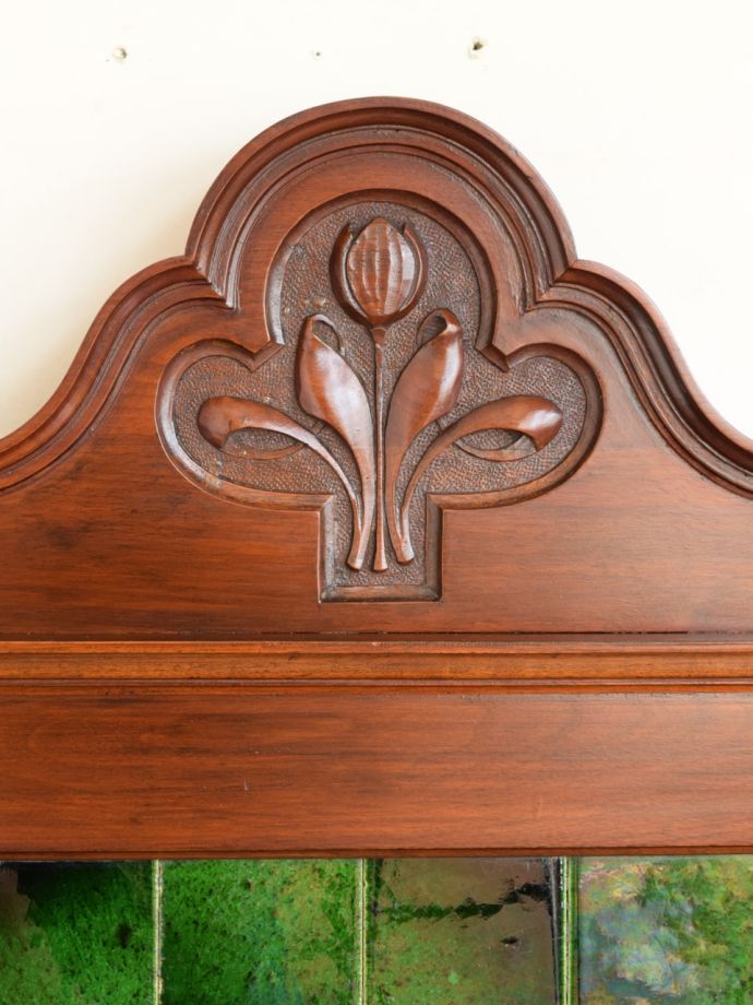 英国アンティーク家具らしい装飾