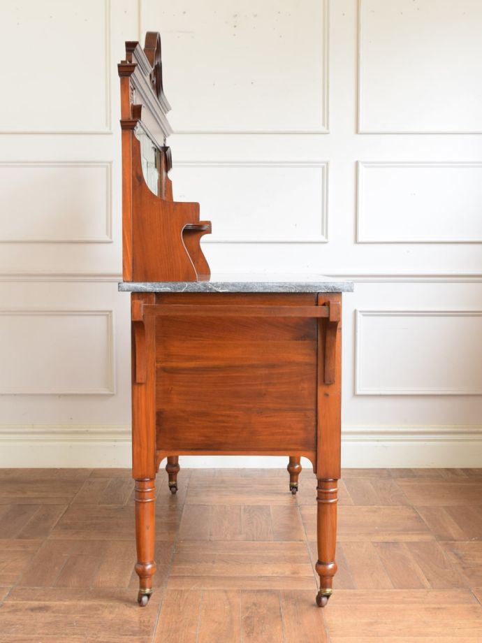 ウォッシュスタンドの側面