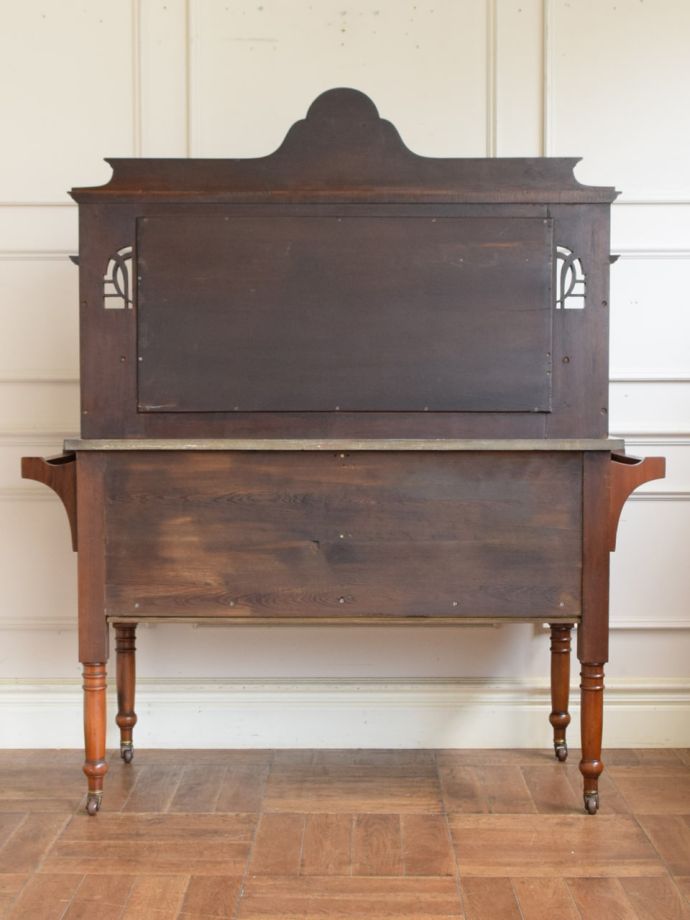 キャビネットの後ろ姿