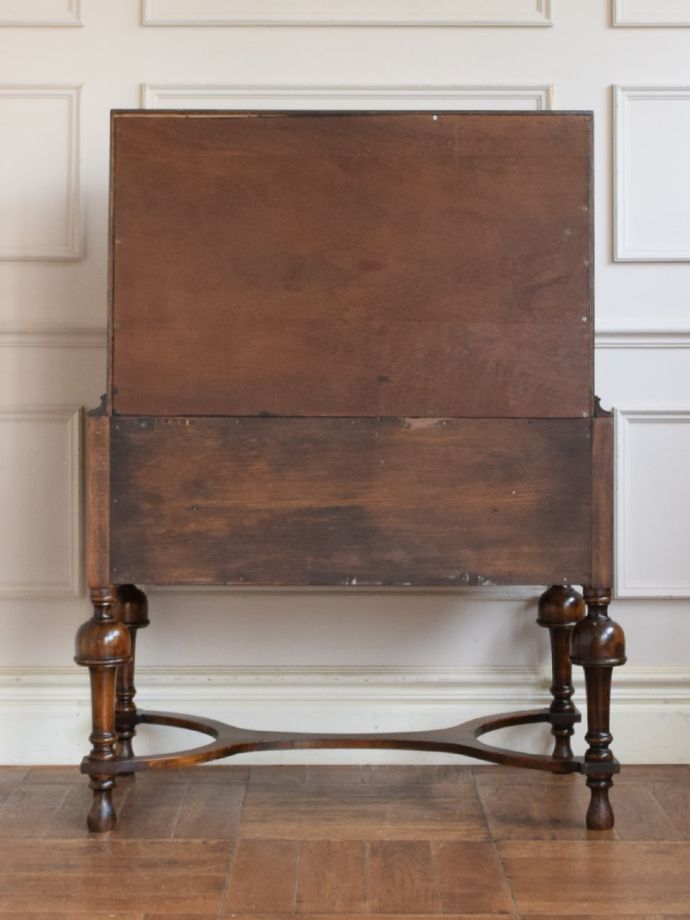 ビューローの後ろ姿