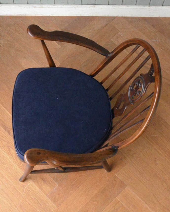 アーコールの家具　アンティーク チェア　アンティークのアーコールラウンジチェア(アームチェア)。広々とした座面ふかふかの大きな座面が包み込んでくれます。(q-292-c)