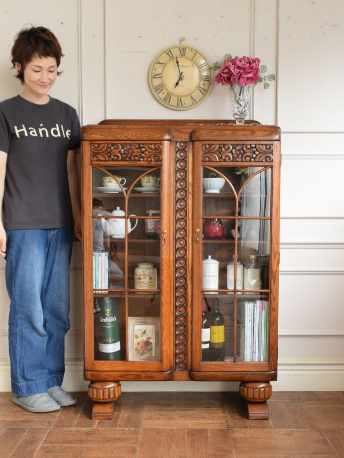 英国アンティークのガラスキャビネット