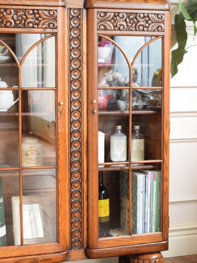 ガラス扉のおしゃれなキャビネット