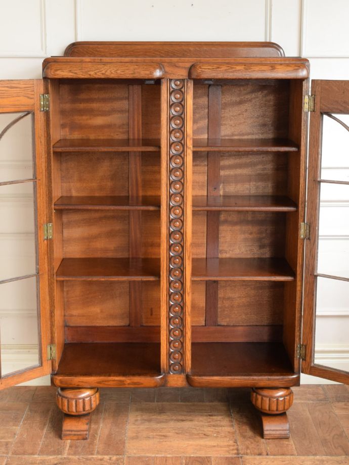 ガラスキャビネットの扉の中