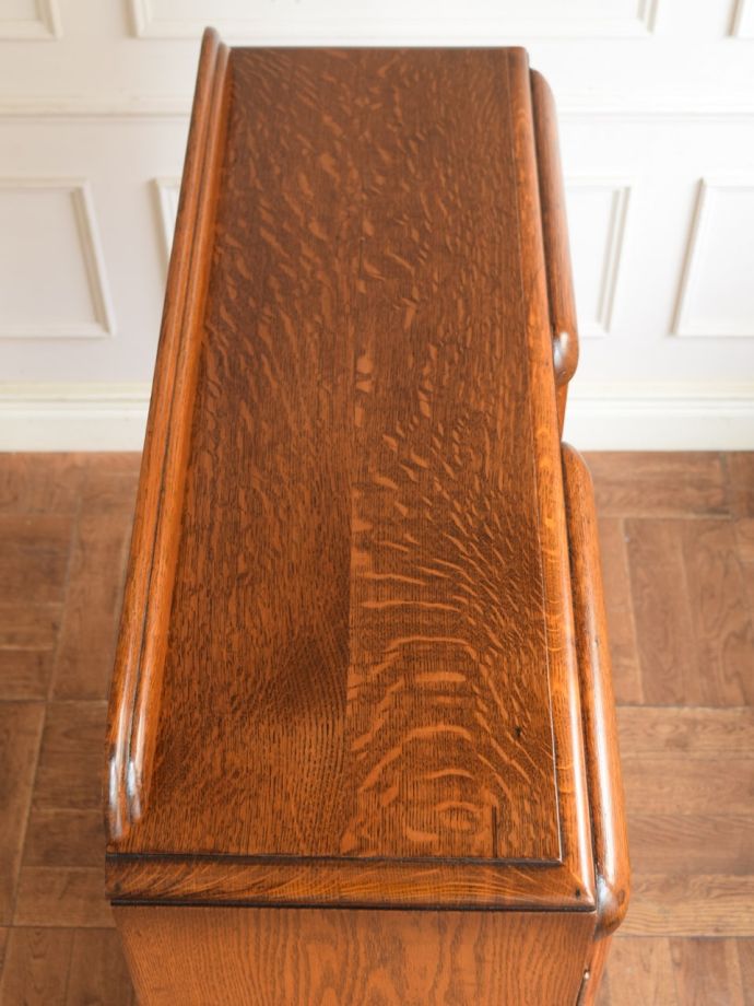 アンティークキャビネットの天板