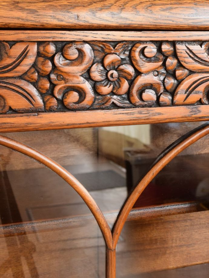 ガラスキャビネットの装飾