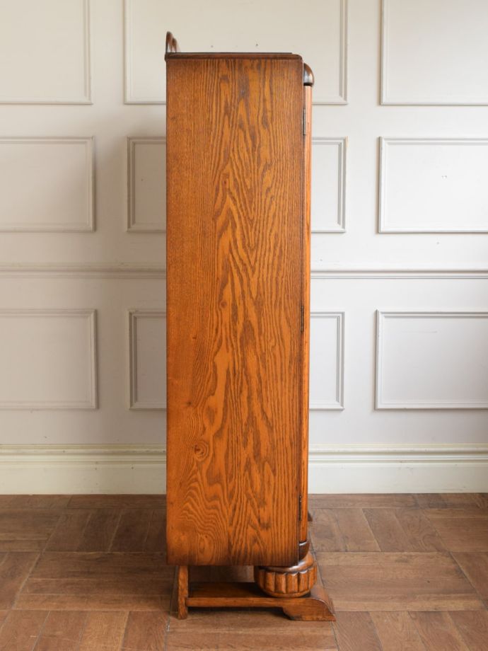 ガラスキャビネットの側面