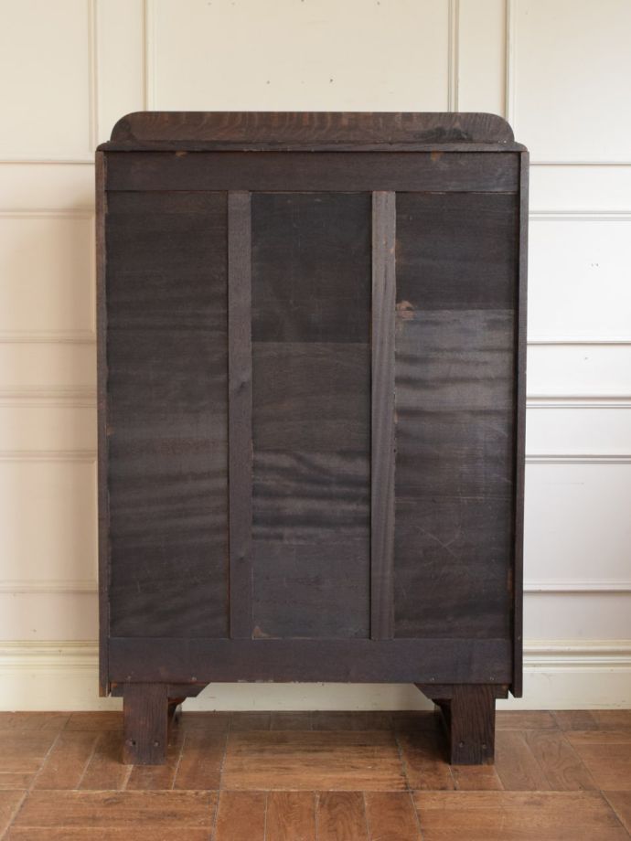 ガラスキャビネットの後ろ姿