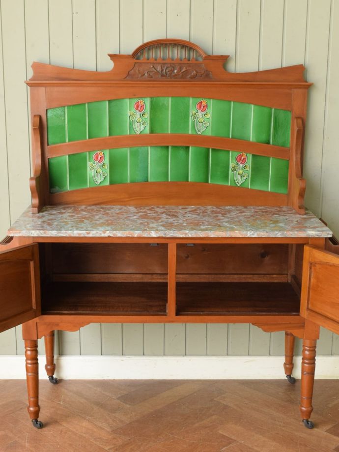 キャビネットの扉の中