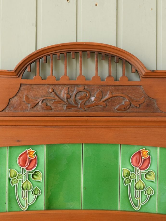 英国アンティーク家具らしい装飾