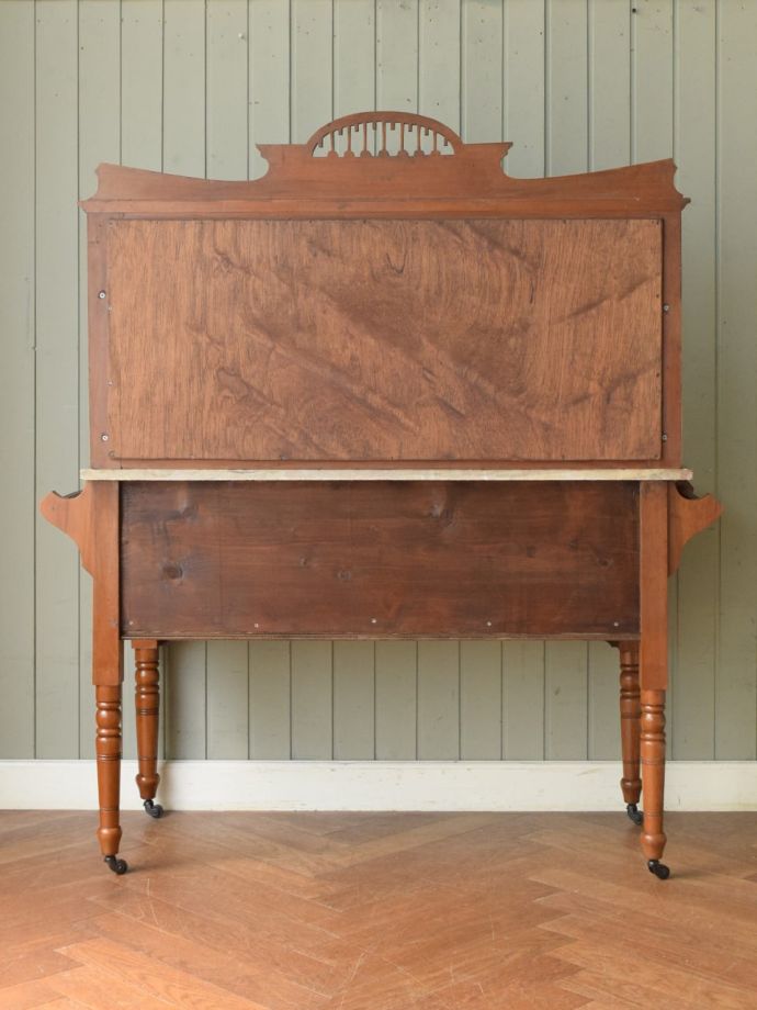 キャビネットの後ろ姿