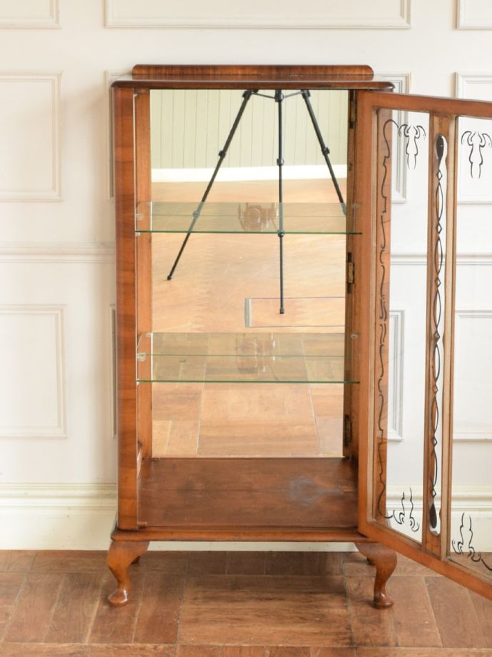 ガラスキャビネットの扉の中