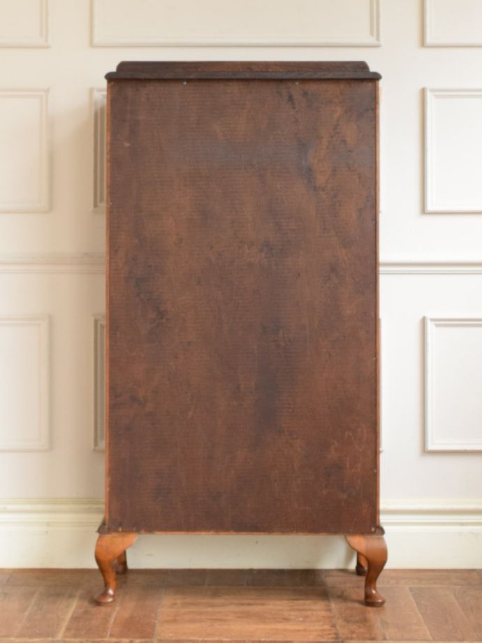 キャビネットの後ろ姿