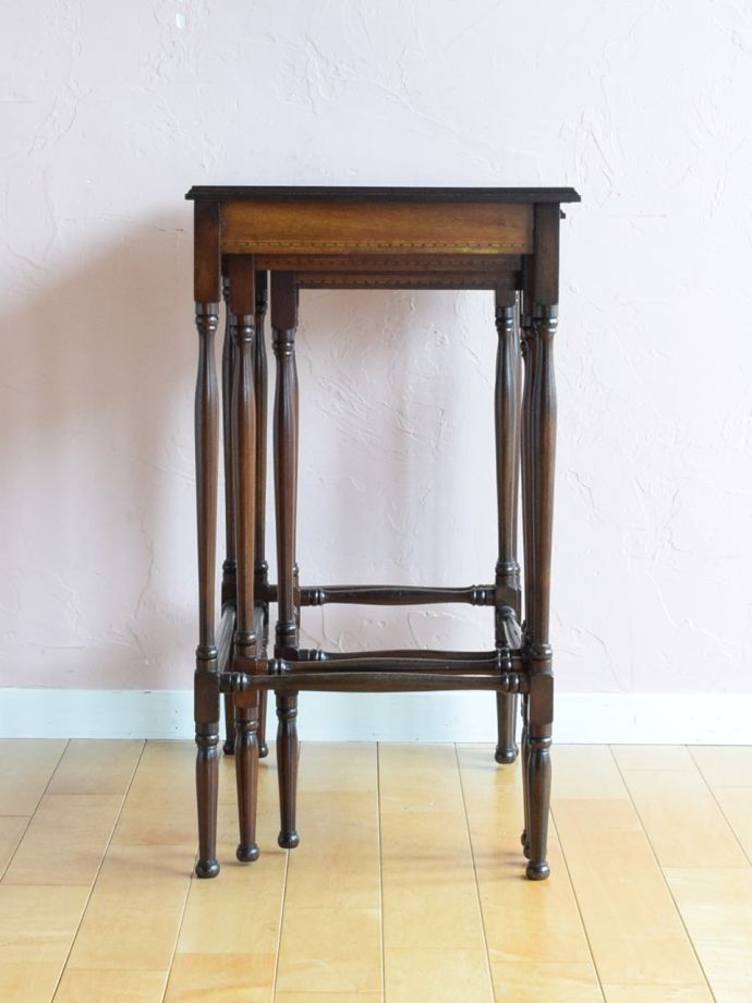 ネストテーブルの横顔