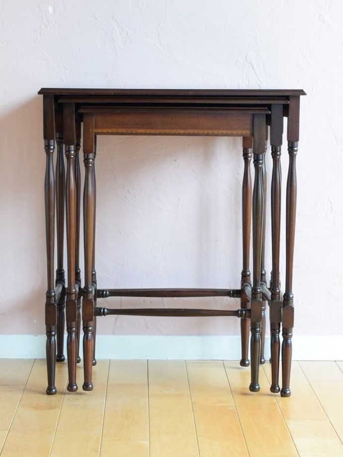 アンティークのネストテーブル