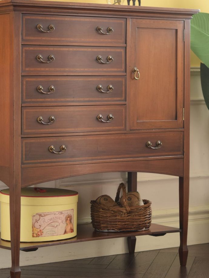 アンティーク家具らしさが漂うチェスト