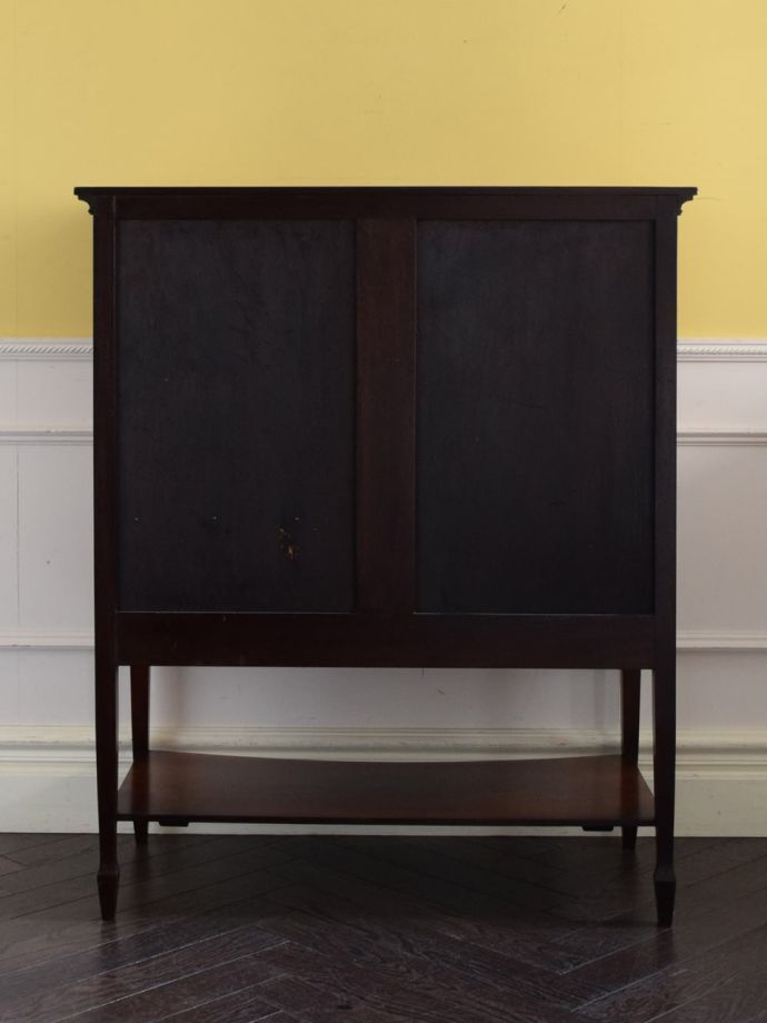 チェストの後ろ姿