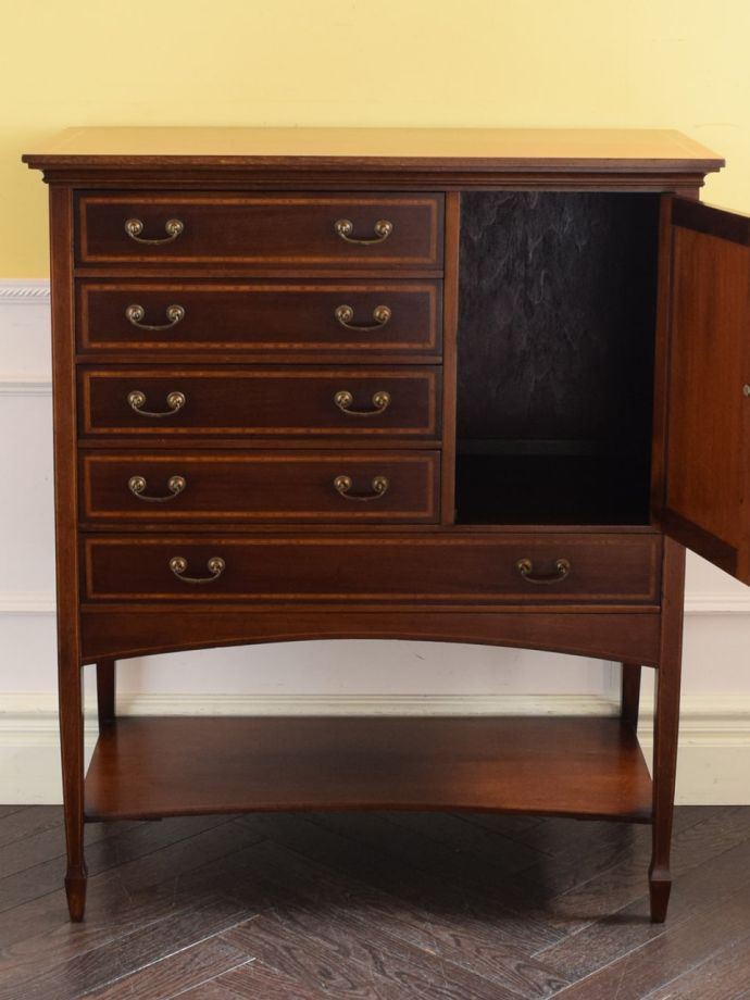 キャビネットの扉の中