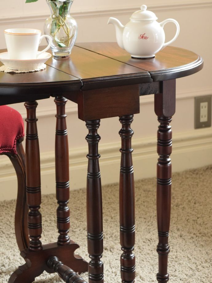 おしゃれなアンティークの伸長式テーブル