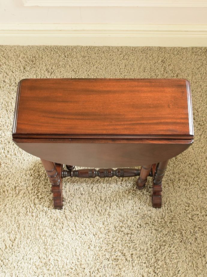 コンパクトなゲートレッグテーブル