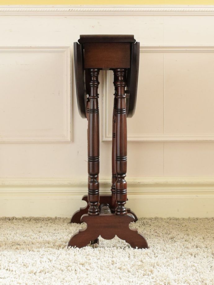 ゲートレッグテーブルの側面