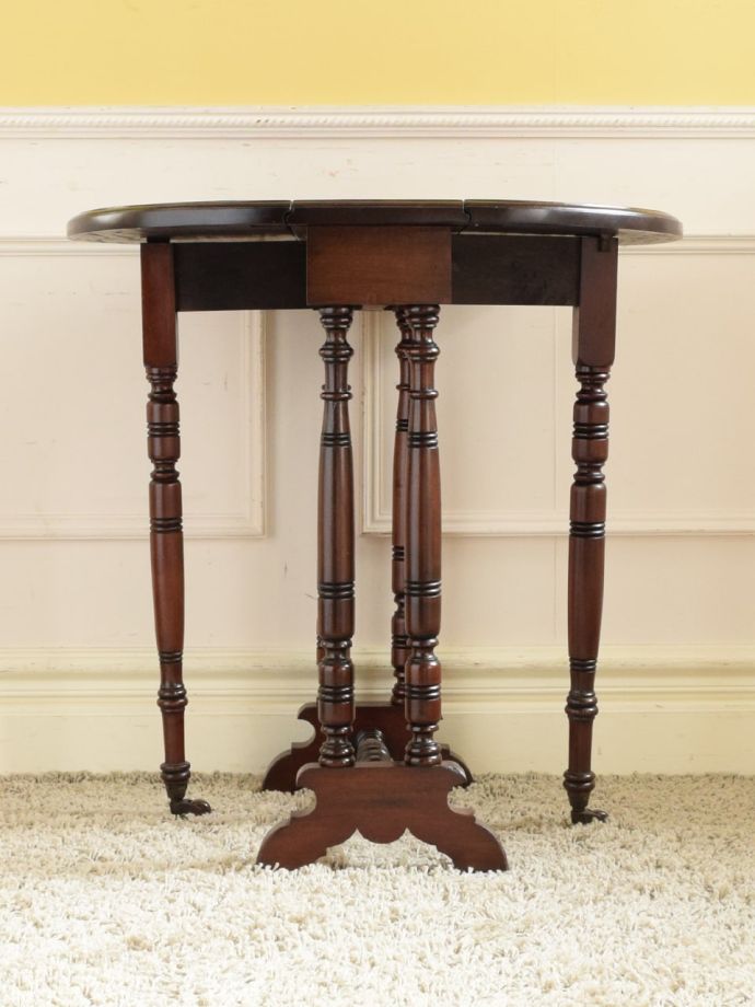 便利なゲートレッグテーブル