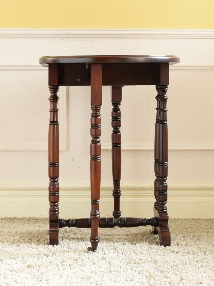 ゲートレッグテーブルの横顔