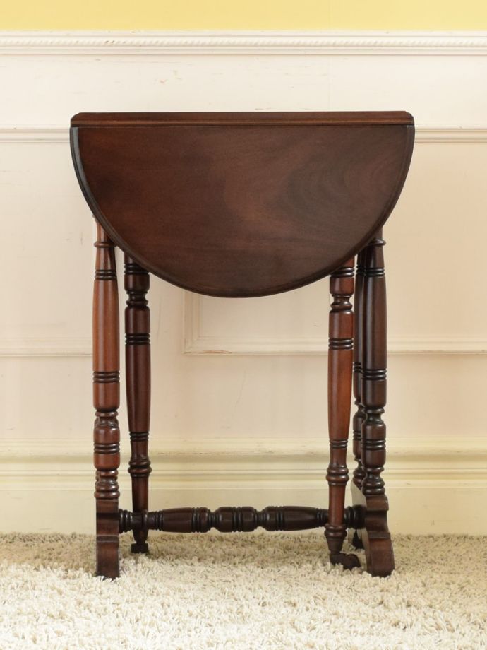 コンパクトに収納できるテーブル